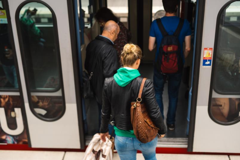 Studentin steigt in U-Bahn ein.