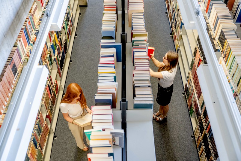 Regale mit Büchern