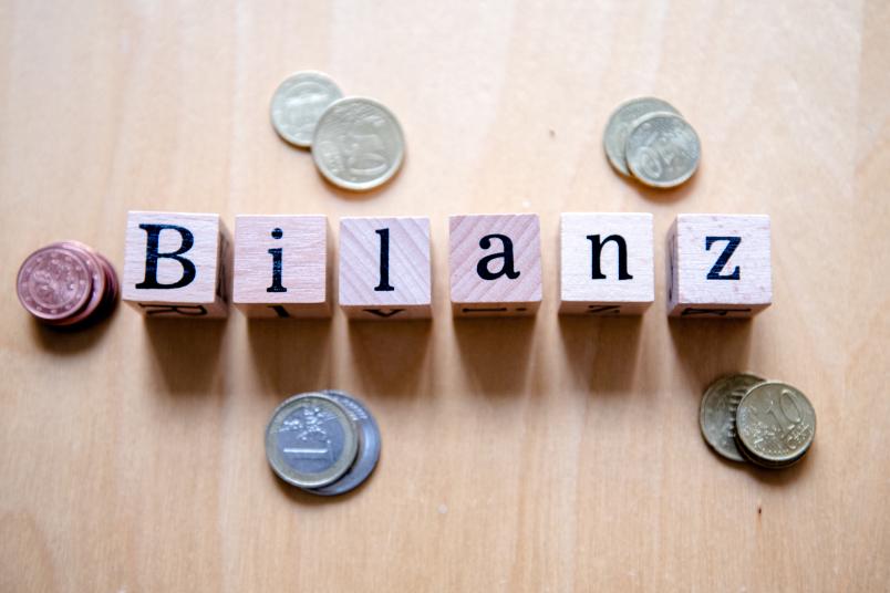 Buchstabenwürfel und Geldstücke