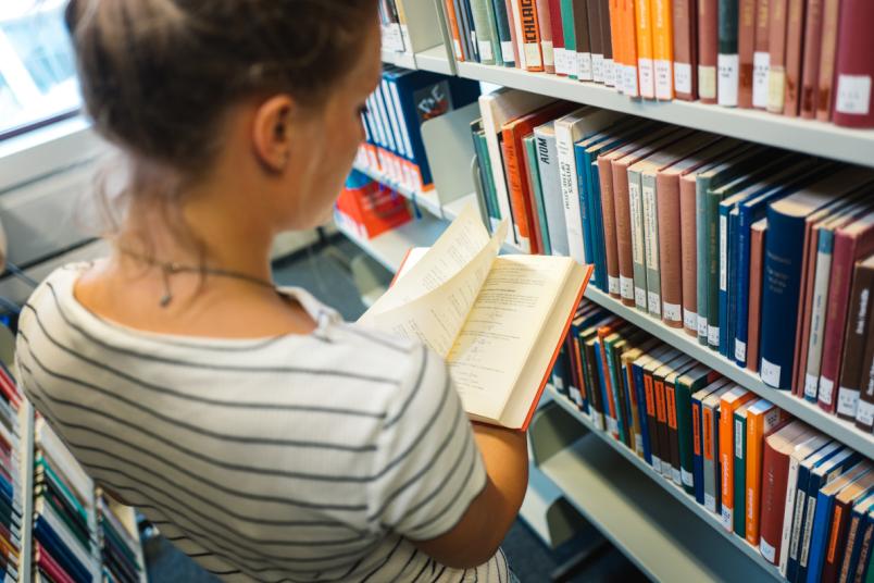 Studentin liest ein Buch.