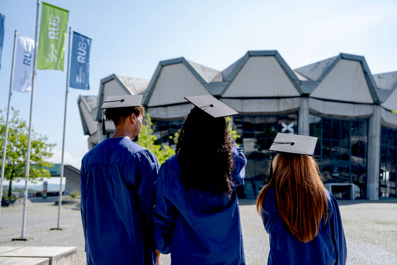 Erfolgreiche Absolventinnen und Absolventen auf dem Campus der Ruhr-Universität. 