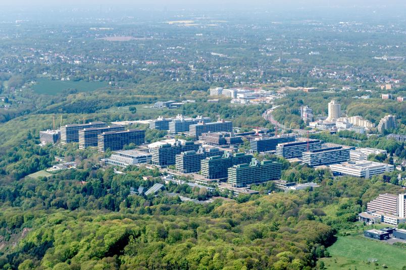 
	Generell lassen sich viele Gebäude der 1960er-Jahre rückwirkend mit Hafen- und Schiffsbildern interpretieren. Außer bei Sakralbauten ist diese Metaphorik jedoch selten von den Architekten geplant worden.
