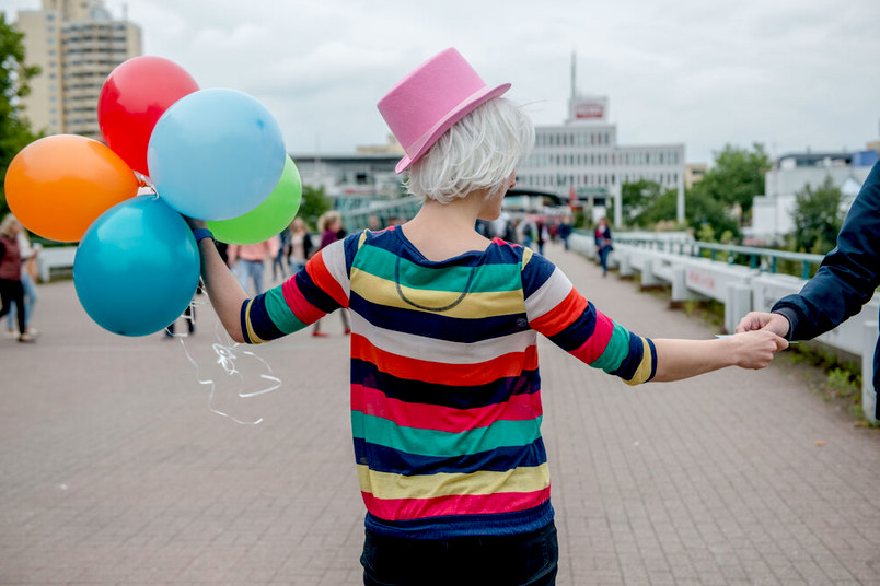 Clown verteilt Luftballons.
