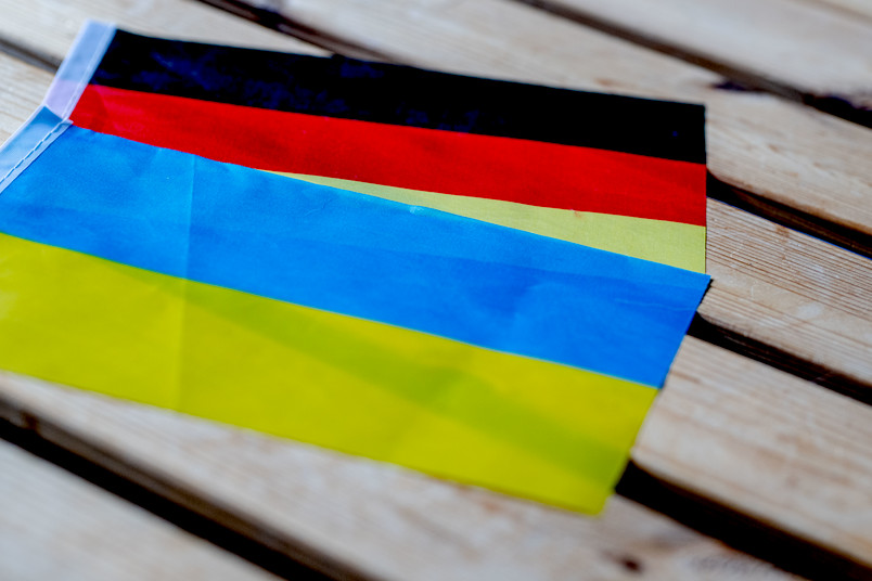 Flaggen von Ukraine und Deutschland