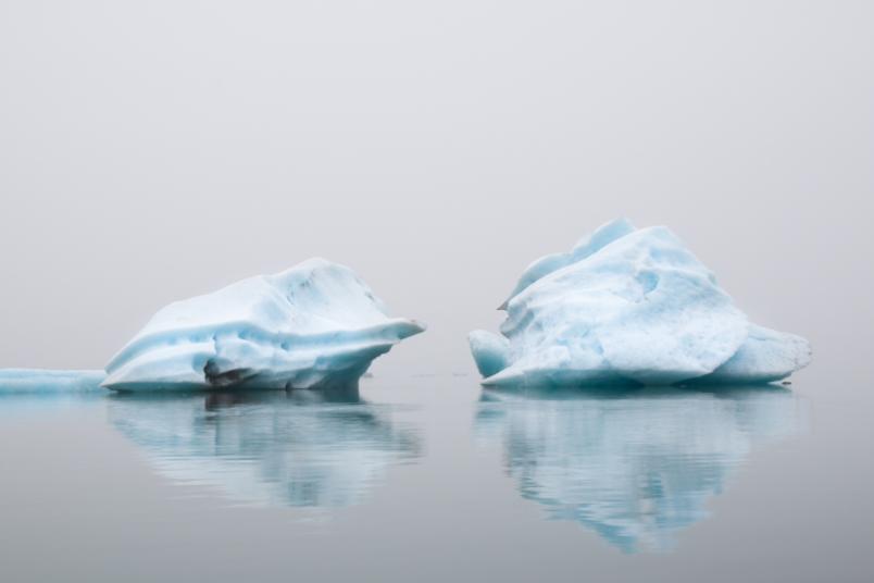 Eisberge auf Wasser