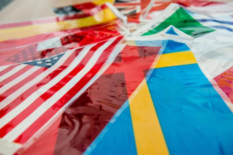 Internationale Flaggen liegen nebeneinander.