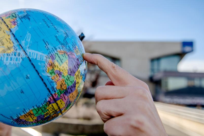Hand auf Globus