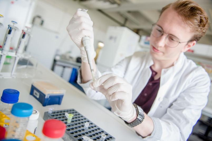 Student im Biologie-Labor