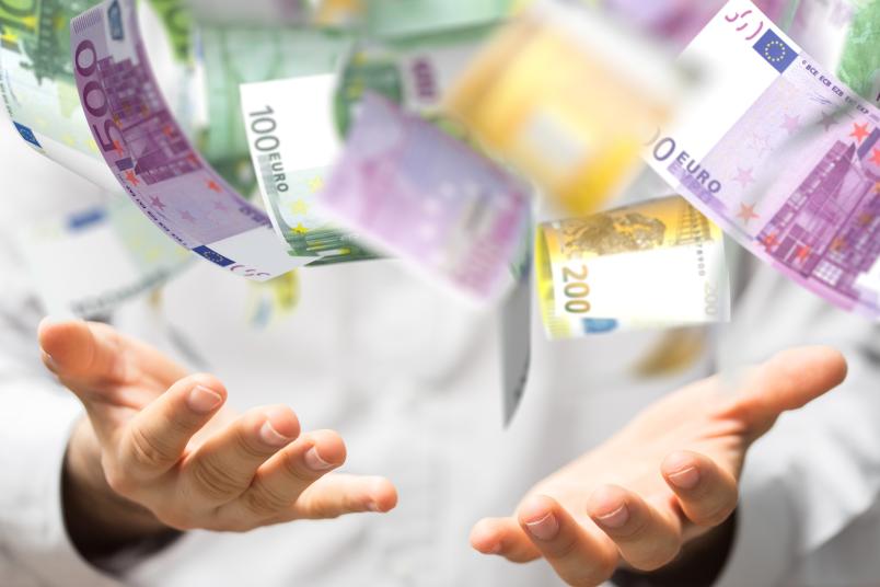 Hände fangen Euro-Geldscheine auf