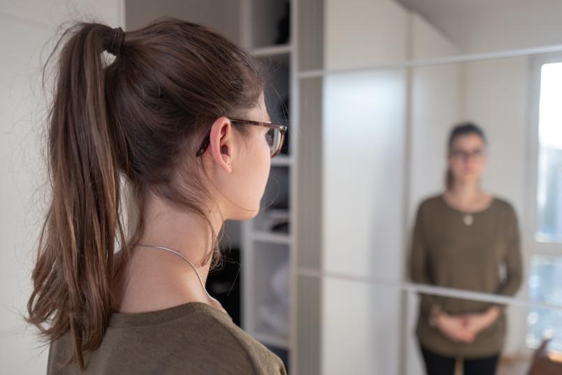 Unscharfe Person im Spiegel