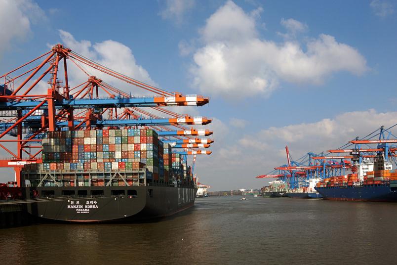 Containerschiff im Hamburger Hafen