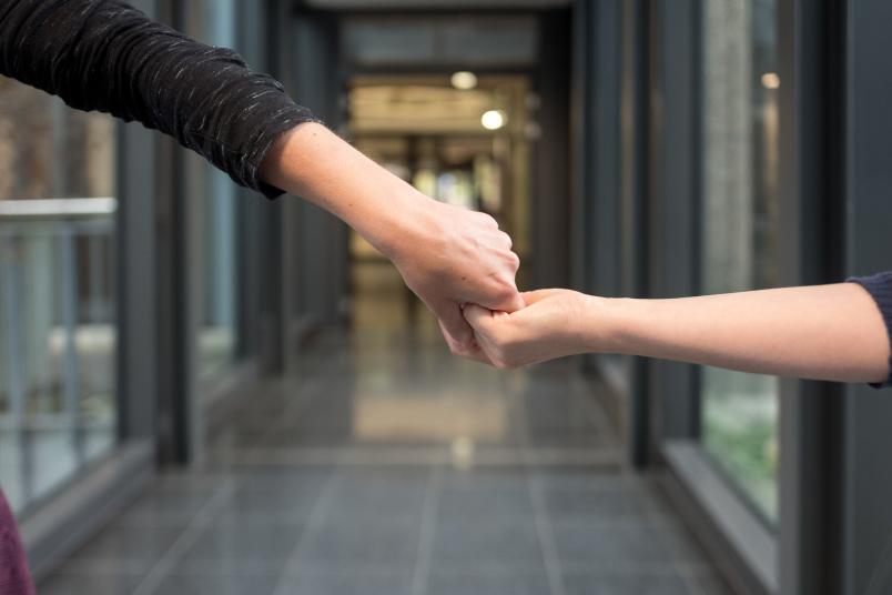 Eine rechte Hand schüttelt eine linke Hand