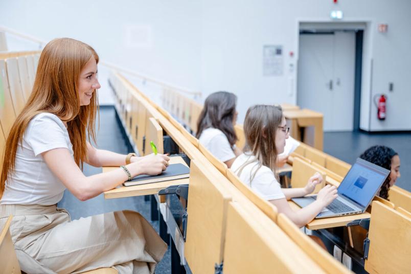 Studentin sitzt im Hörsaal. 