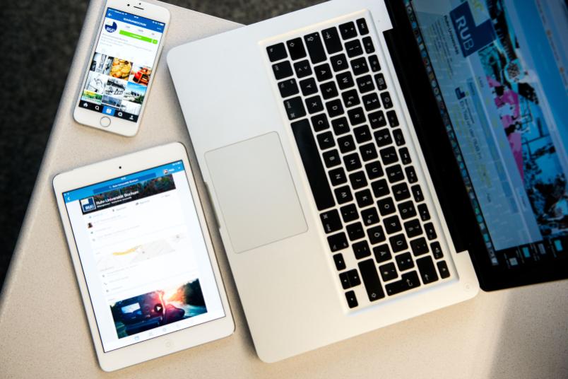 Ein Handy, ein Laptop und ein Tablet