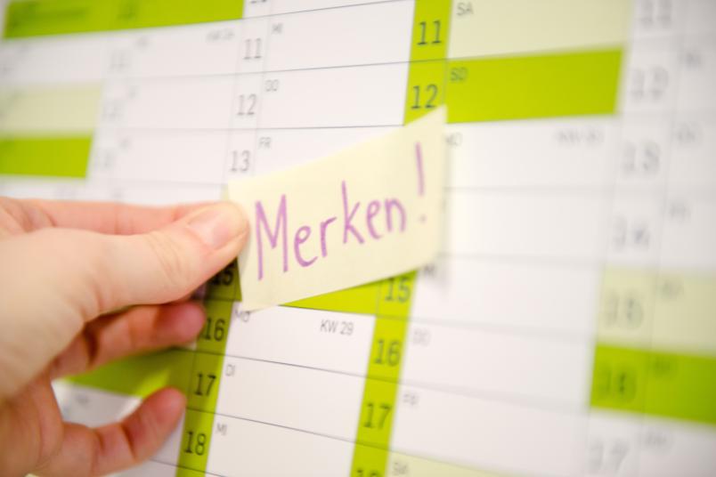 Klebezettel auf Kalender