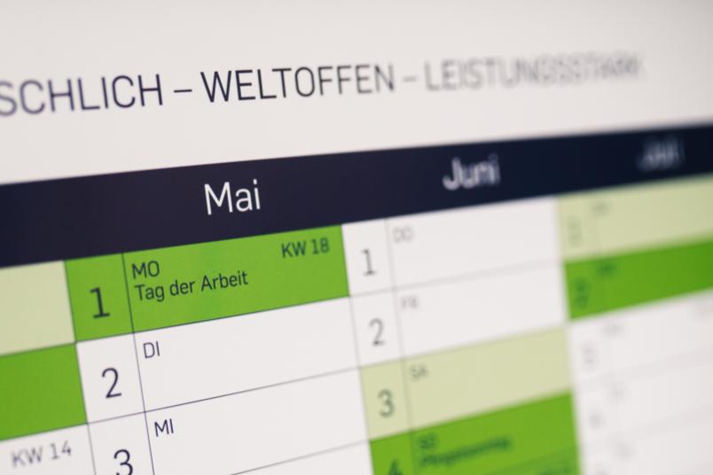 Jahresplaner mit dem Monat Mai im Vordergrund