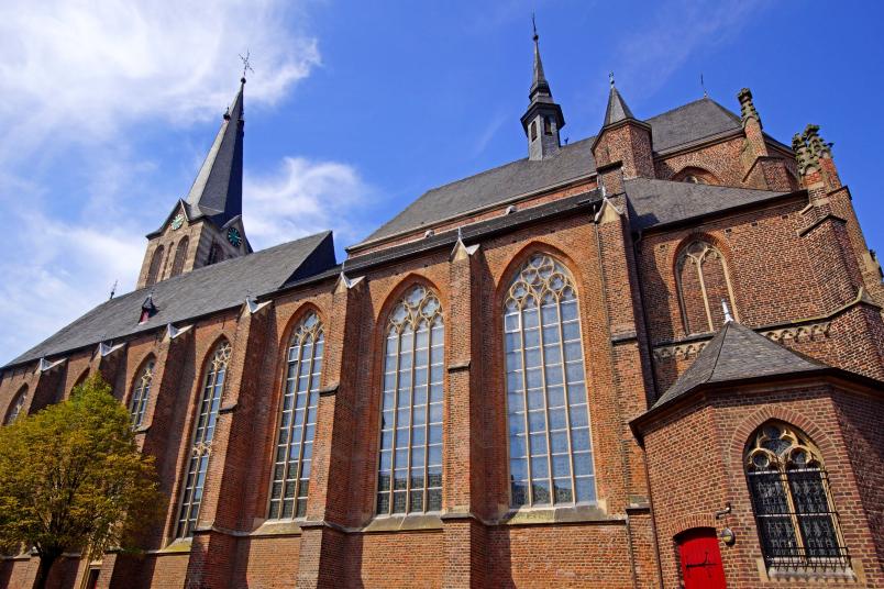 Seitliche Ansicht der katholischen Kirche St. Peter und Paul in Straelen am Niederrhein