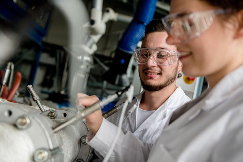 Studierende in einem Maschinenbaulabor
