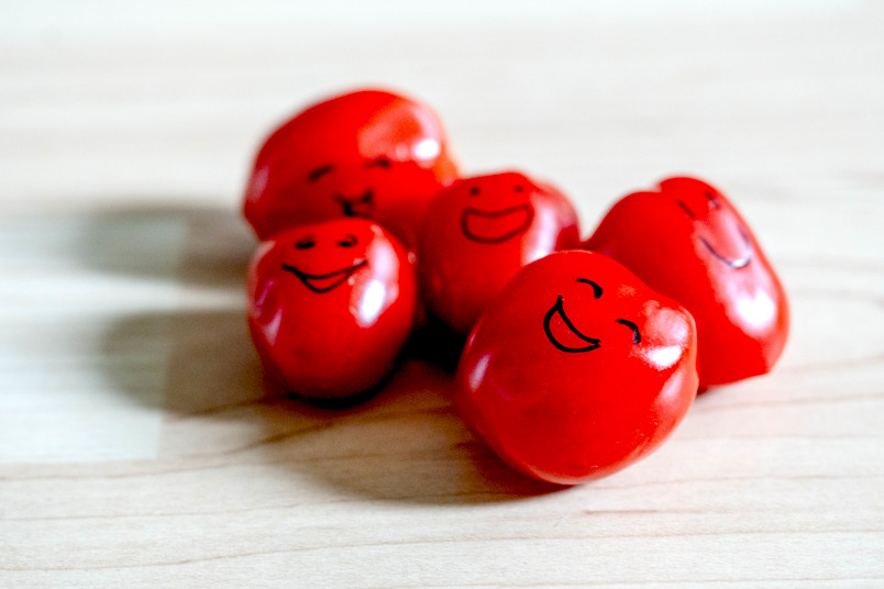 Tomaten mit aufgemalten lachenden Gesichtern