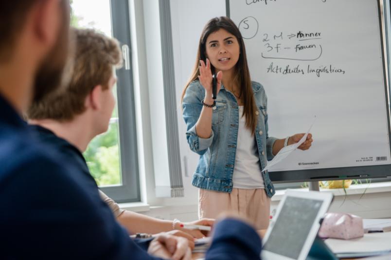 
	Das Weiterbildungsprogramm konzentriert sich auf Lehrer mit den Unterrichtsfächern Englisch, Mathematik, Französisch, Chemie, Sport und Physik.
