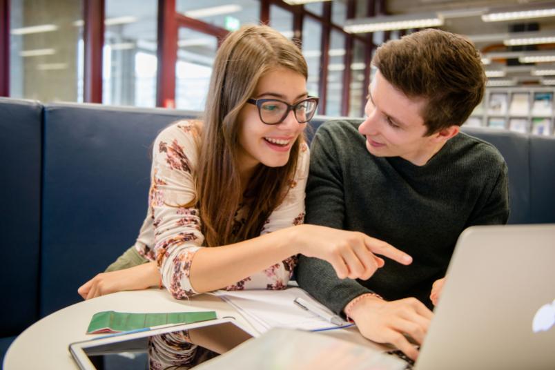 Studierende vor einem Laptop