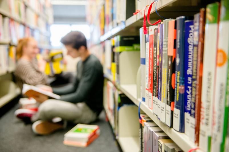 Studierende in der Bibliothek