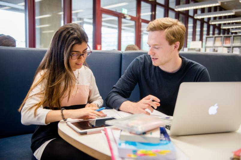 Studierende lernen. 
