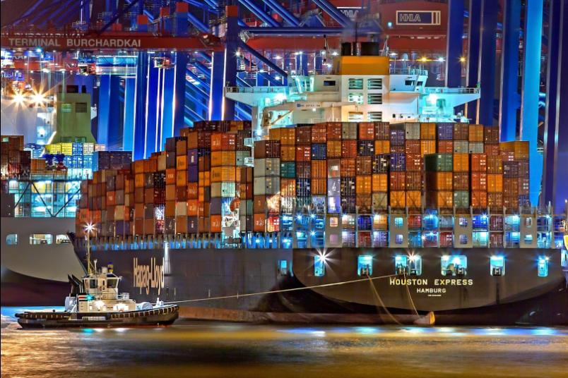 Containerschiff im Hafen