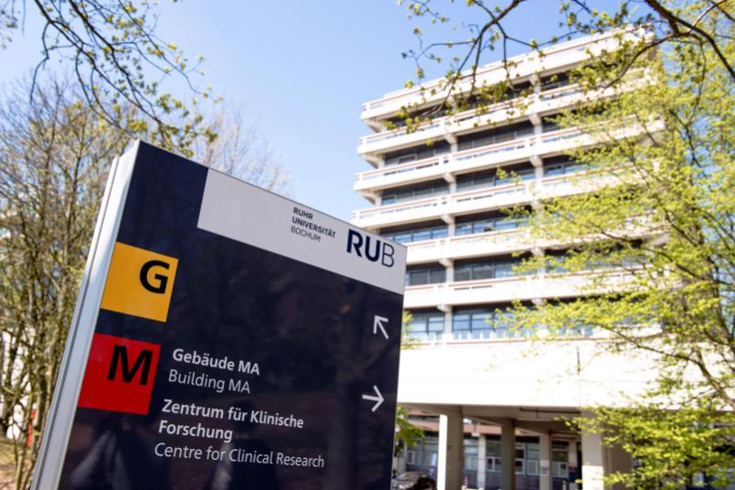 M wie Medizin – im Gebäude MA befindet sich die Campusmedizin, das Klinikum verteilt sich auf zwölf Häuser bis hin nach Ostwestfalen-Lippe.