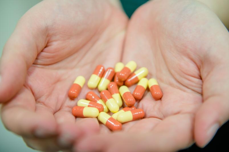 Hände halten Tabletten