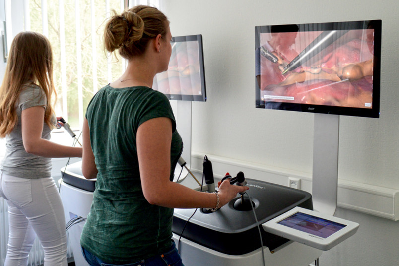 Zwei Medizinstudentinnen am OP-Simulator am Standort in Herford.