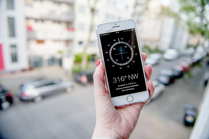Ein Smartphone mit Kompass-App