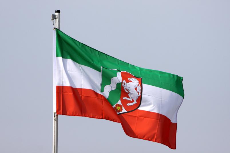 NRW-Flagge weht im Wind