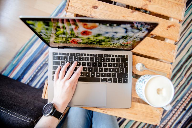 Laptop und Kaffeetasse