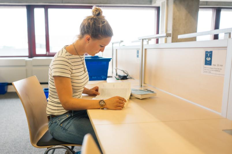Studentin lernt am Schreibtisch. 