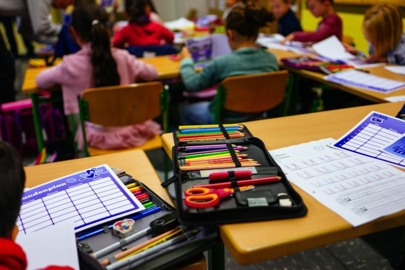 Federmappe auf Tisch in Klassenraum