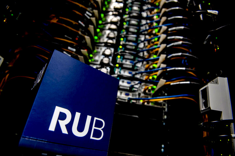 Serverraum mit RUB-Logo