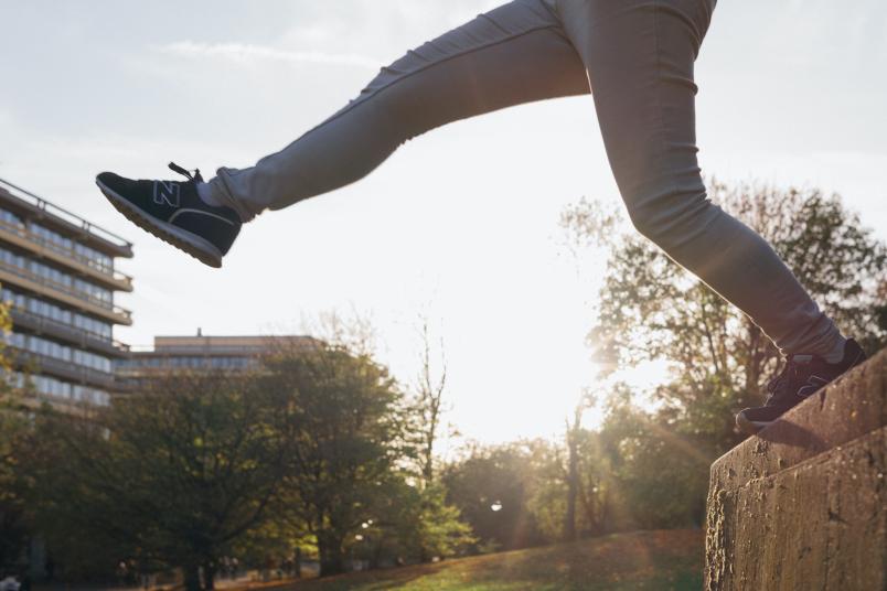 Eine Person macht einen großen Sprung