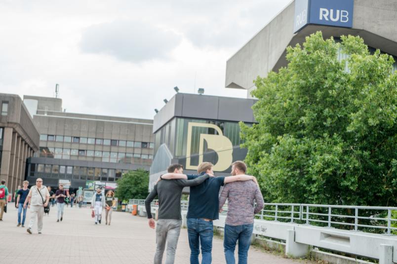 Studenten gehen über den Campus.