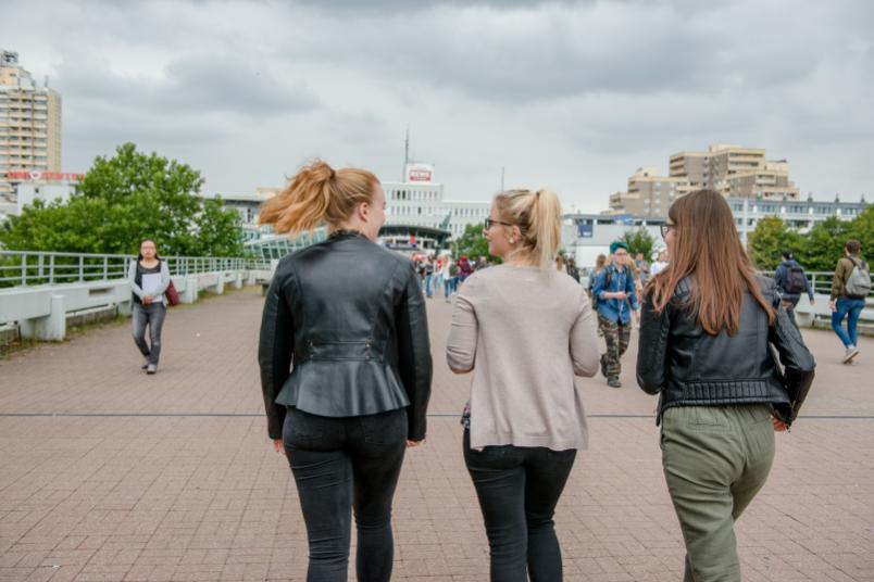 Studentinnen auf dem Campus
