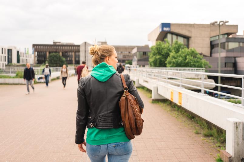Studentin auf dem Campus