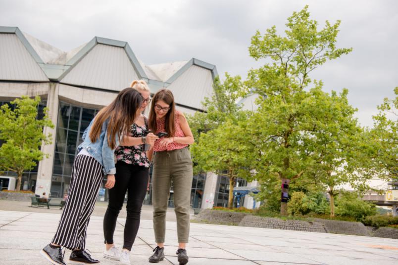 Studentinnen vor dem Audimax. 