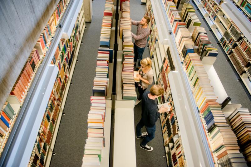 Buchregale in der Bibliothek