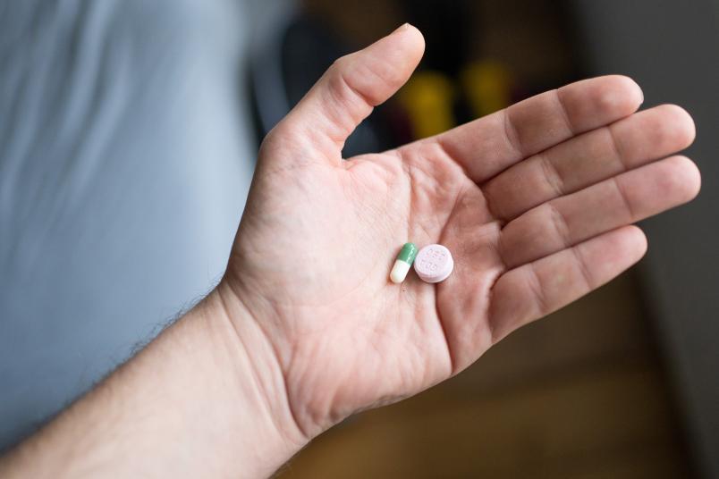 Zwei Tabletten auf einer Hand