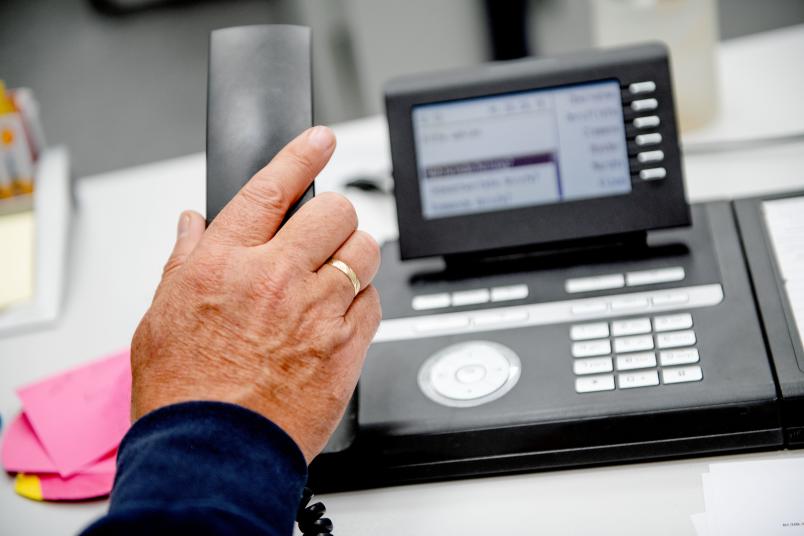Hand an Telefonhörer