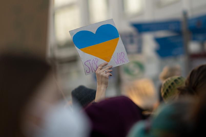 Schild mit ukrainischer Flagge und der Aufschrift "Stop War"