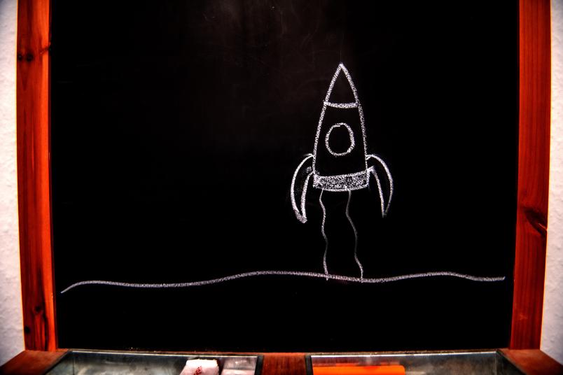 Eine Tafel mit einer gemalten Rakete