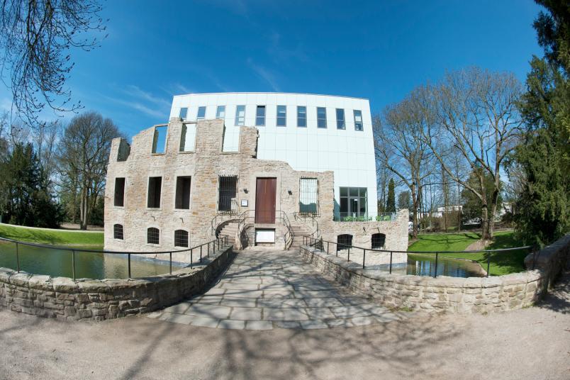 Ruine von Haus Weitmar mit Kubus