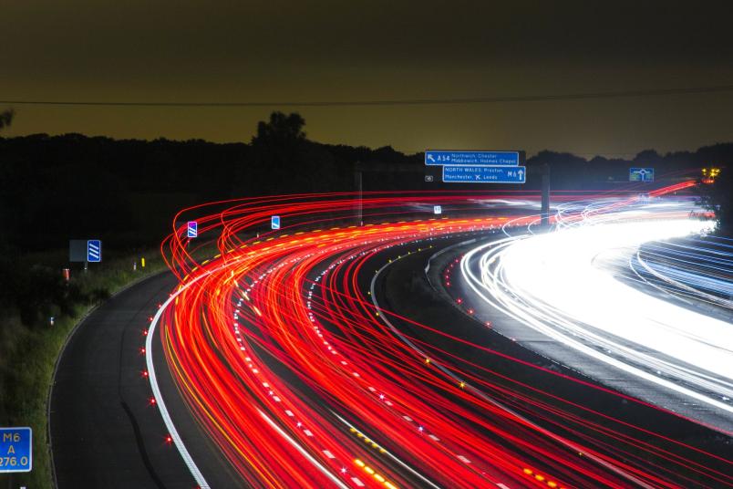 
	Autobahn bei Nacht
