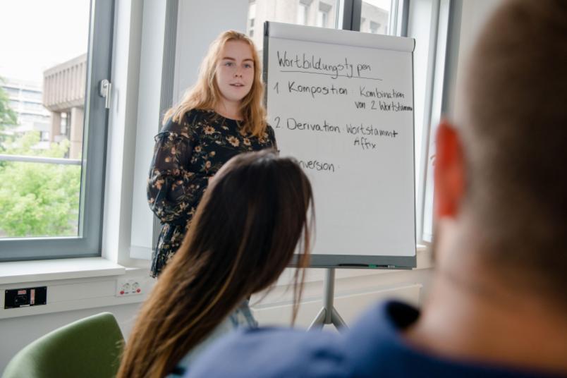 Studentin hält Referat
